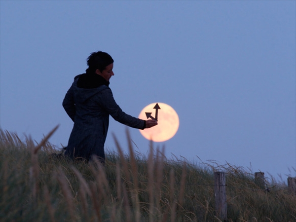 闇夜に浮かぶ”月”で遊ぶ　遠近法を利用した満月や三日月の写真集001